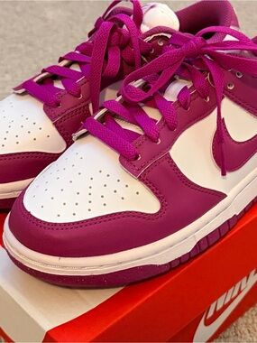 Nike Low-Top Sneakers in Magenta and White